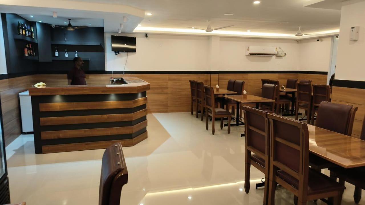 Hotel Priya Chengannur Luaran gambar